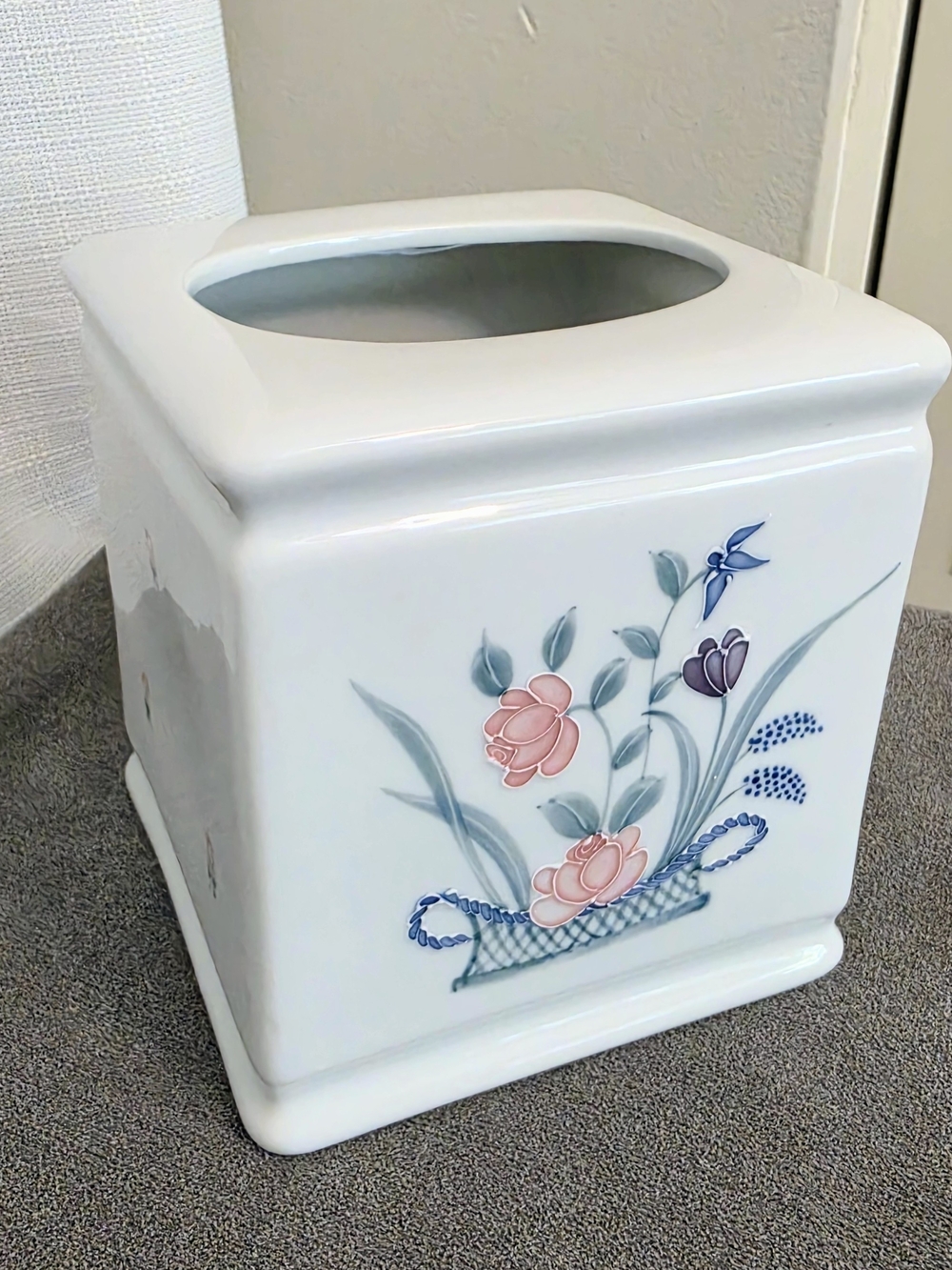 Vtg Porcelain Tissue Bow Cover Raised Floral Grandma Cottage Country